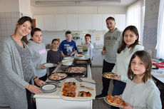 Gemeinde dankt den Sternsingern mit einem Pizzabacken 